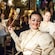 Un grupo de mujeres con trajes malteses tradicionales bailando en el restaurante Ta' Marija en Mosta, Malta